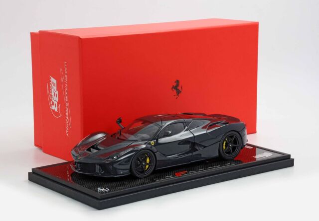 Ferrari LaFerrari Die Cast Full carbon mit carbon Sockel Modellauto 1:18 limitiert