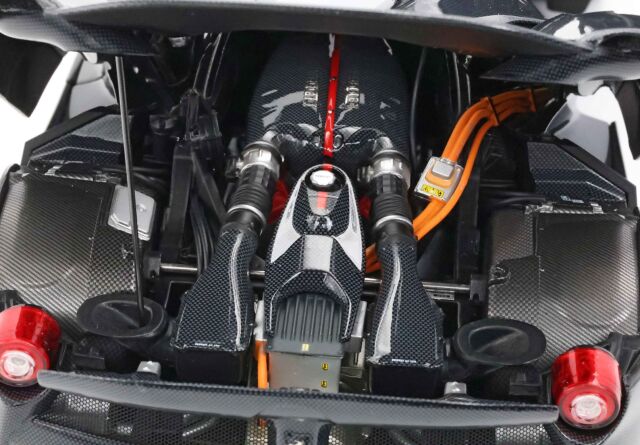 Ferrari LaFerrari Die Cast Full carbon mit carbon Sockel Modellauto 1:18 limitiert